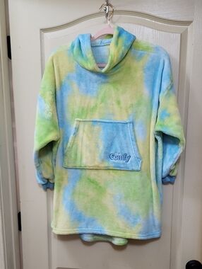 THE COMFY KIDS TIE-DYE HOODED PULLOVER